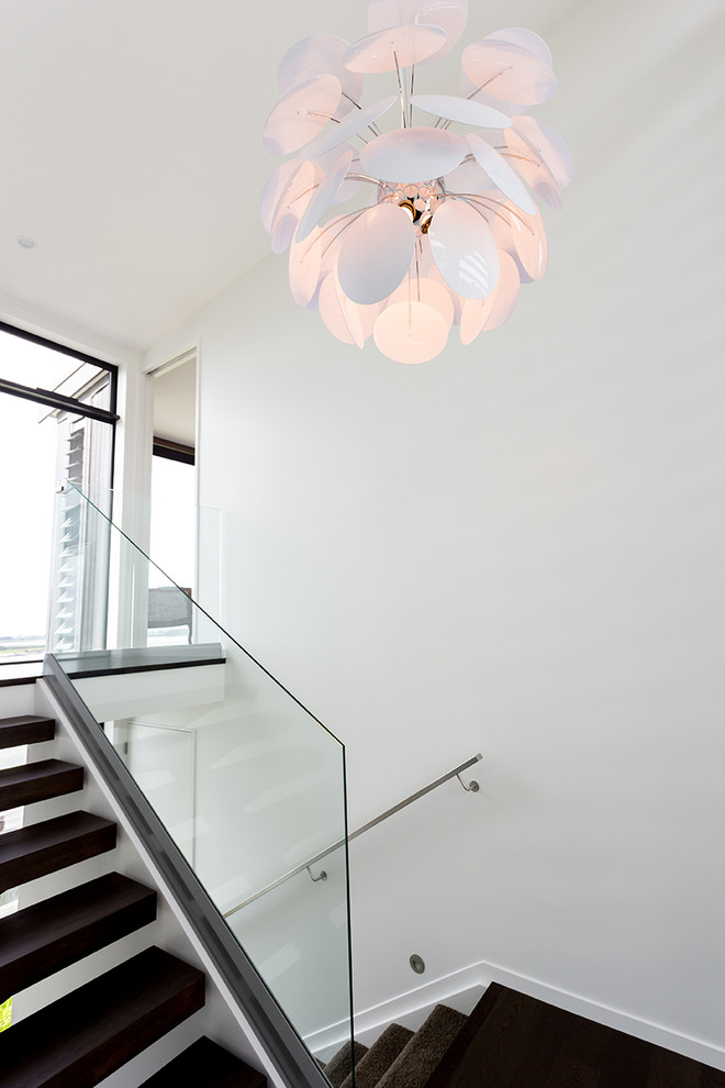 Idéer för att renovera en mellanstor funkis u-trappa, med heltäckningsmatta, öppna sättsteg och räcke i glas