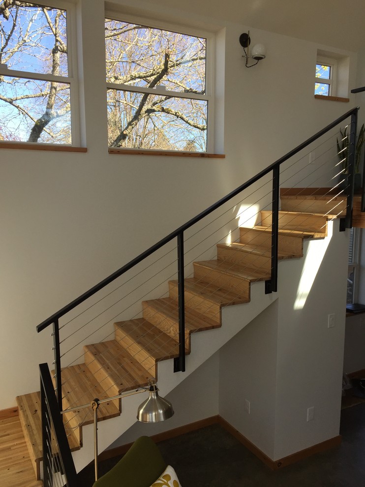 Cette image montre un petit escalier minimaliste en L avec des marches en bois, des contremarches en bois et éclairage.