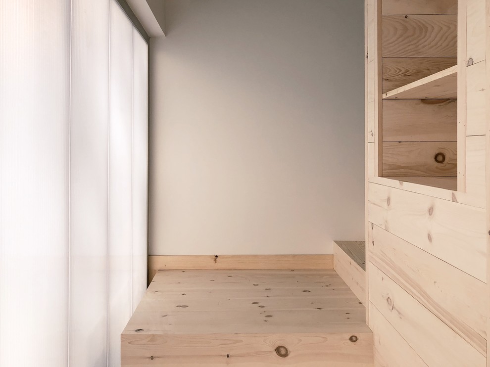 Пример оригинального дизайна: маленькая угловая деревянная лестница в скандинавском стиле с деревянными ступенями и металлическими перилами для на участке и в саду