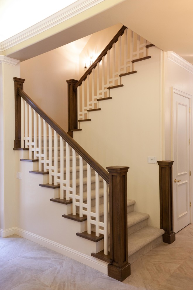 Пример оригинального дизайна: п-образная лестница среднего размера в классическом стиле с ступенями с ковровым покрытием, ковровыми подступенками и деревянными перилами