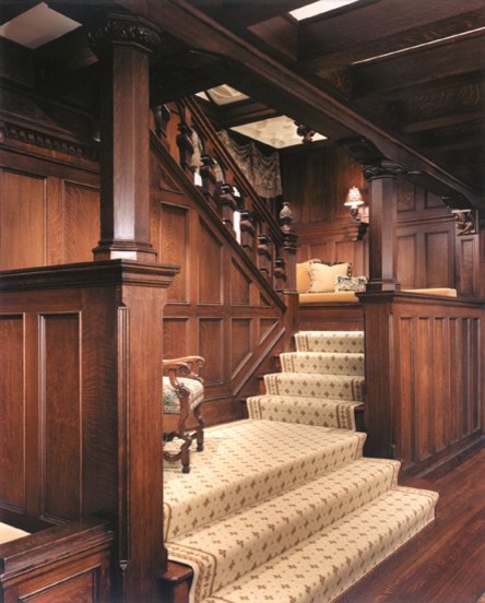 Modelo de escalera clásica con escalones de madera y contrahuellas de madera