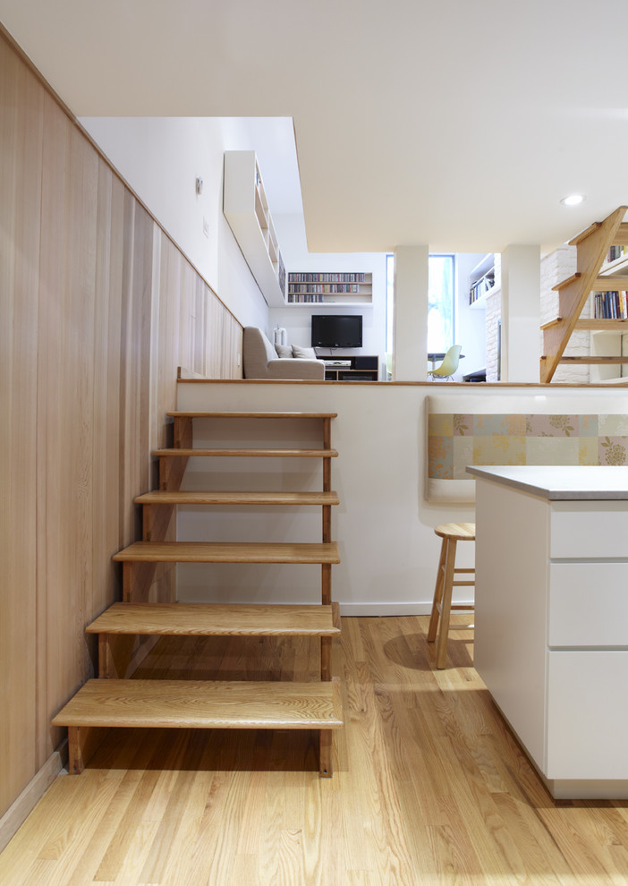 Exempel på en minimalistisk trappa i trä, med öppna sättsteg