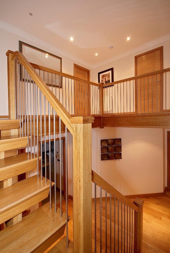 Imagen de escalera suspendida contemporánea de tamaño medio sin contrahuella con escalones de madera