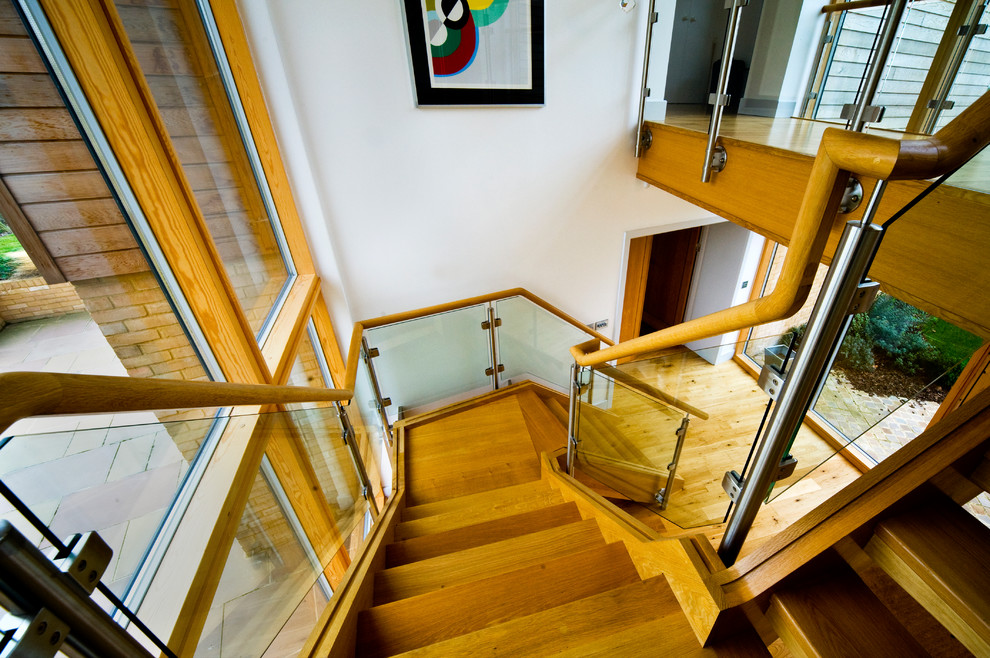 Exempel på en stor modern flytande trappa i trä, med öppna sättsteg