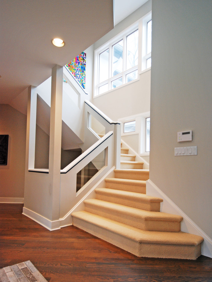 Cette photo montre un escalier tendance en U de taille moyenne avec des marches en moquette et des contremarches en moquette.