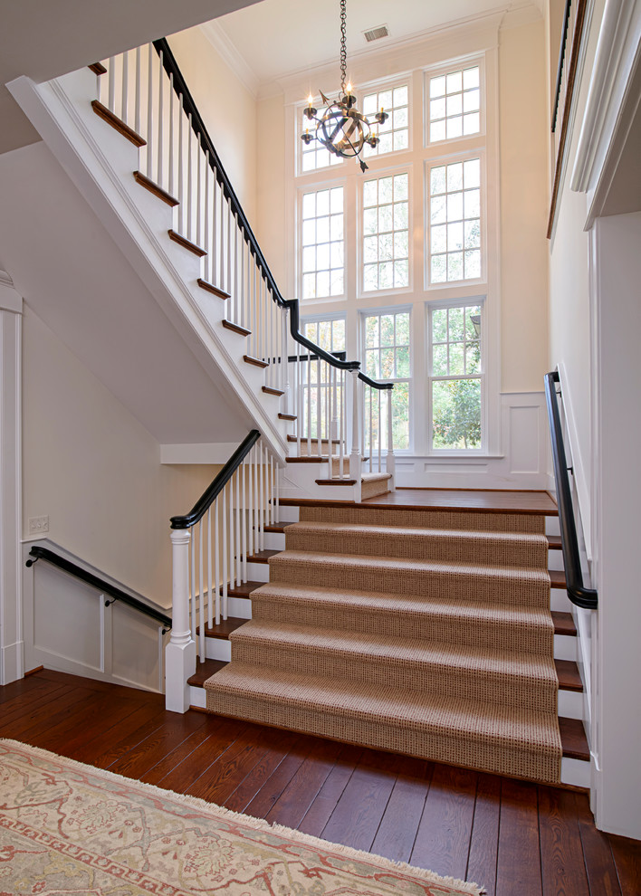 Стильный дизайн: большая п-образная лестница в классическом стиле - последний тренд