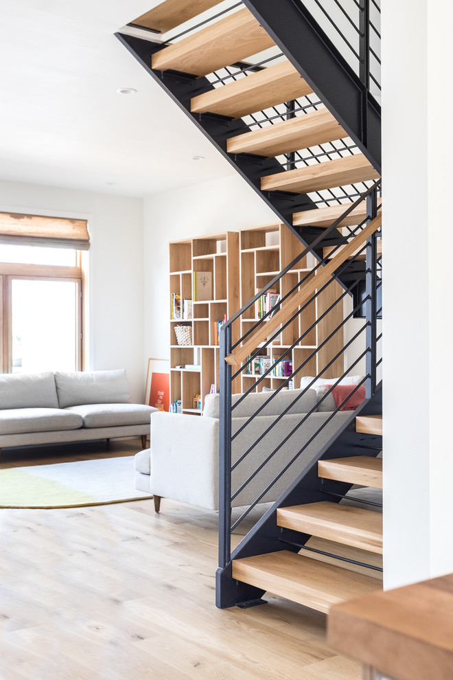 Moderne Holztreppe in U-Form mit offenen Setzstufen und Drahtgeländer in San Francisco