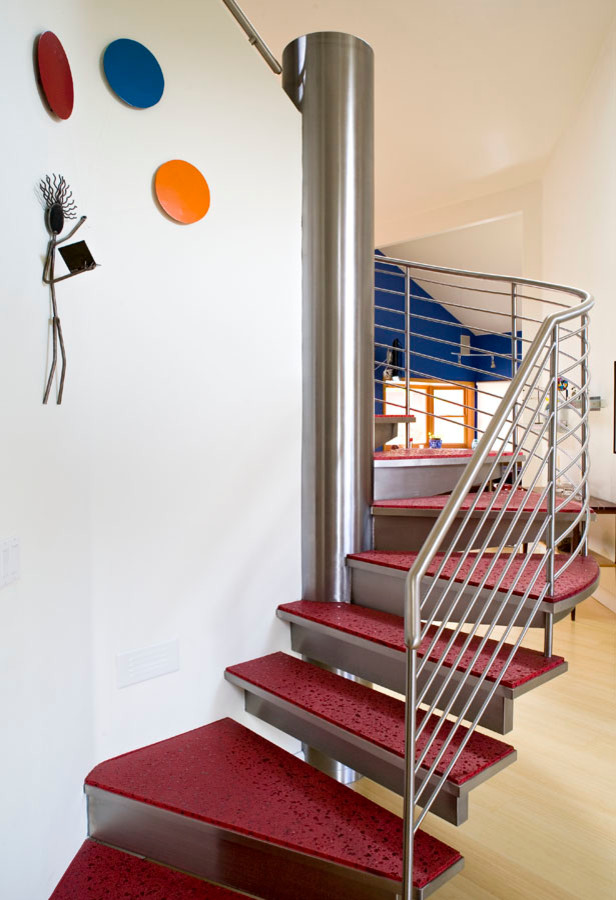 На фото: лестница на больцах, среднего размера в современном стиле с бетонными ступенями без подступенок