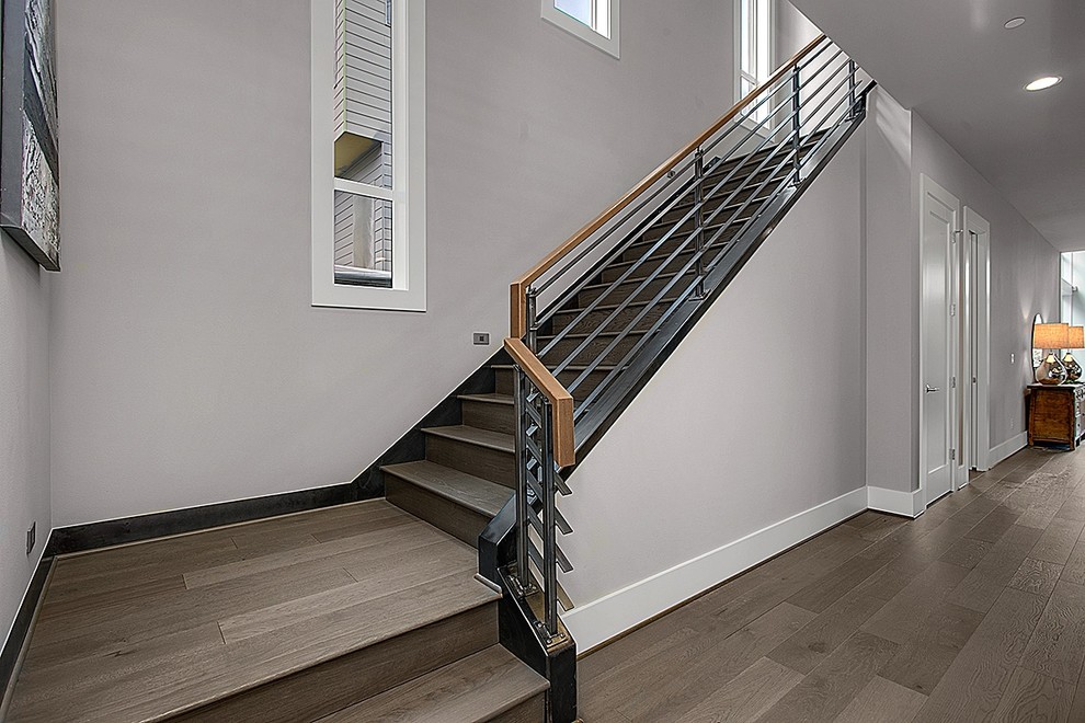 Стильный дизайн: угловая деревянная лестница в стиле модернизм с деревянными ступенями - последний тренд