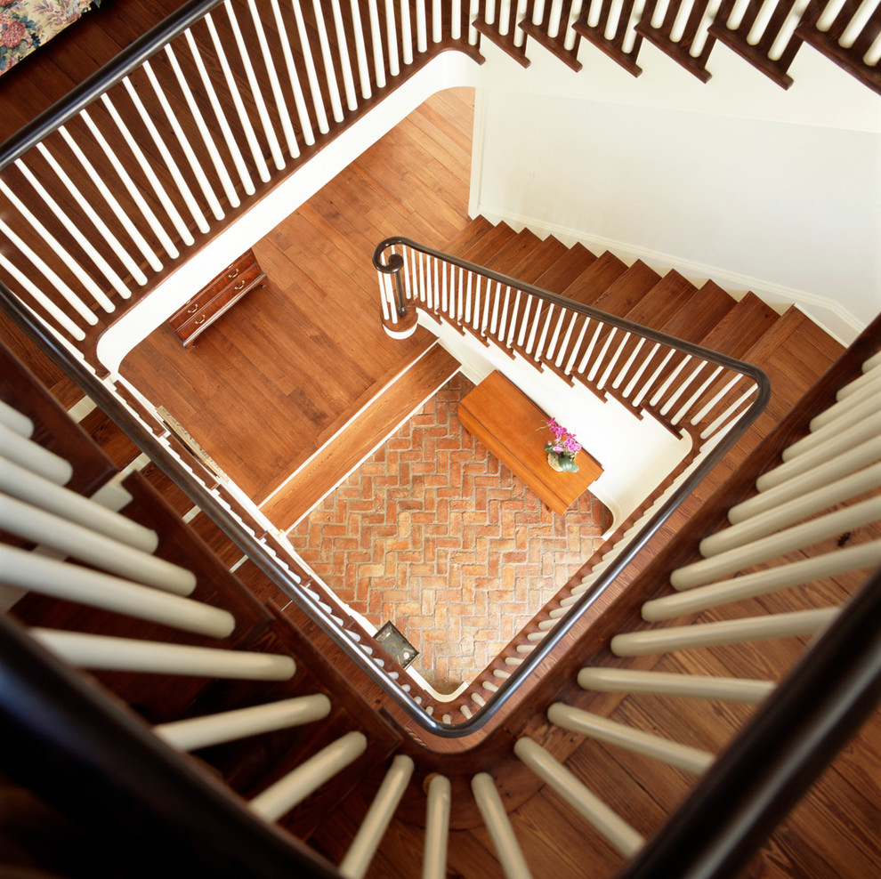 Gewendelte, Mittelgroße Klassische Holztreppe mit Holz-Setzstufen in Washington, D.C.