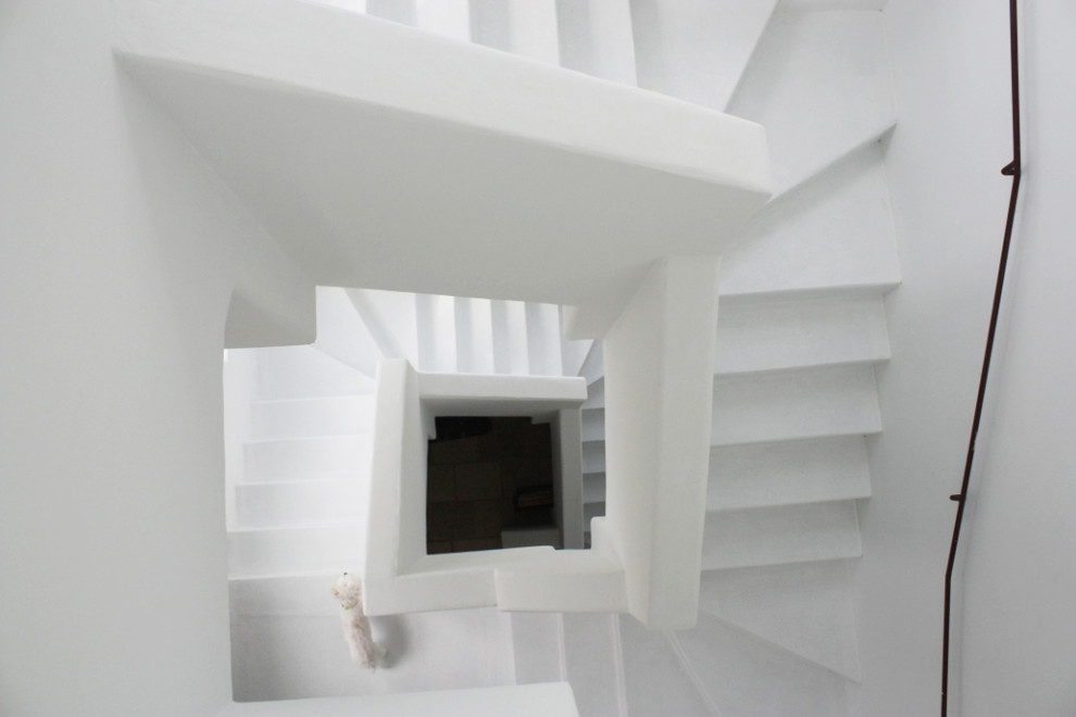 Свежая идея для дизайна: изогнутая бетонная лестница среднего размера в средиземноморском стиле с бетонными ступенями - отличное фото интерьера