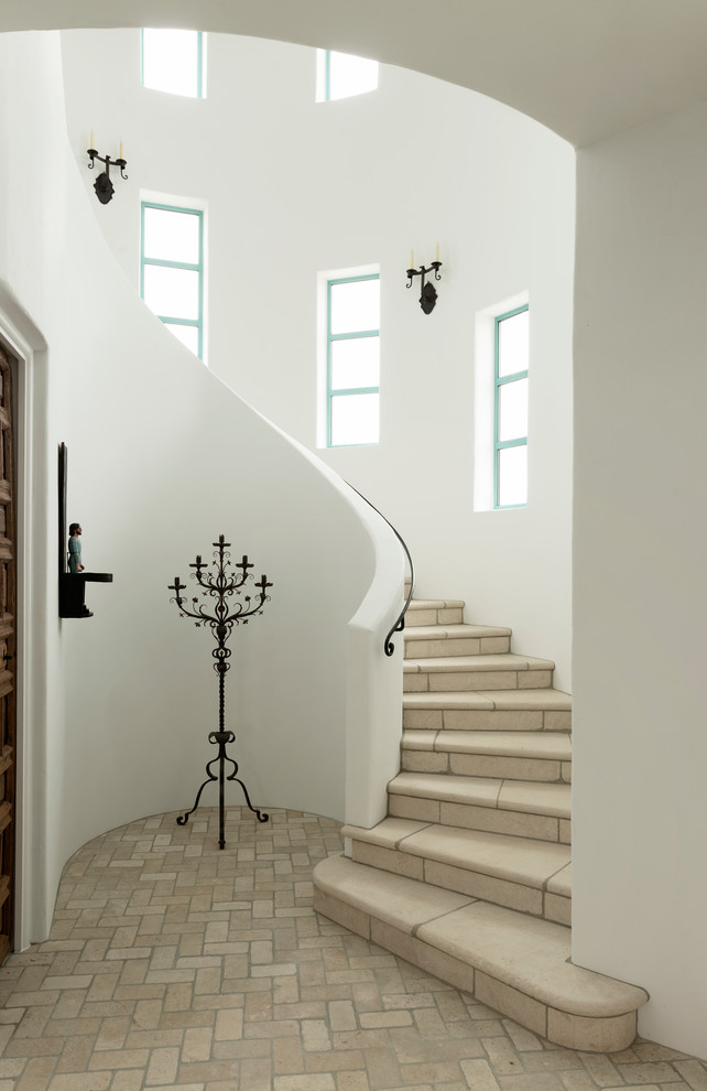На фото: изогнутая бетонная лестница среднего размера в средиземноморском стиле с бетонными ступенями