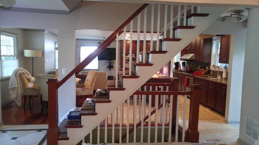Свежая идея для дизайна: прямая деревянная лестница среднего размера в классическом стиле с деревянными ступенями и деревянными перилами - отличное фото интерьера