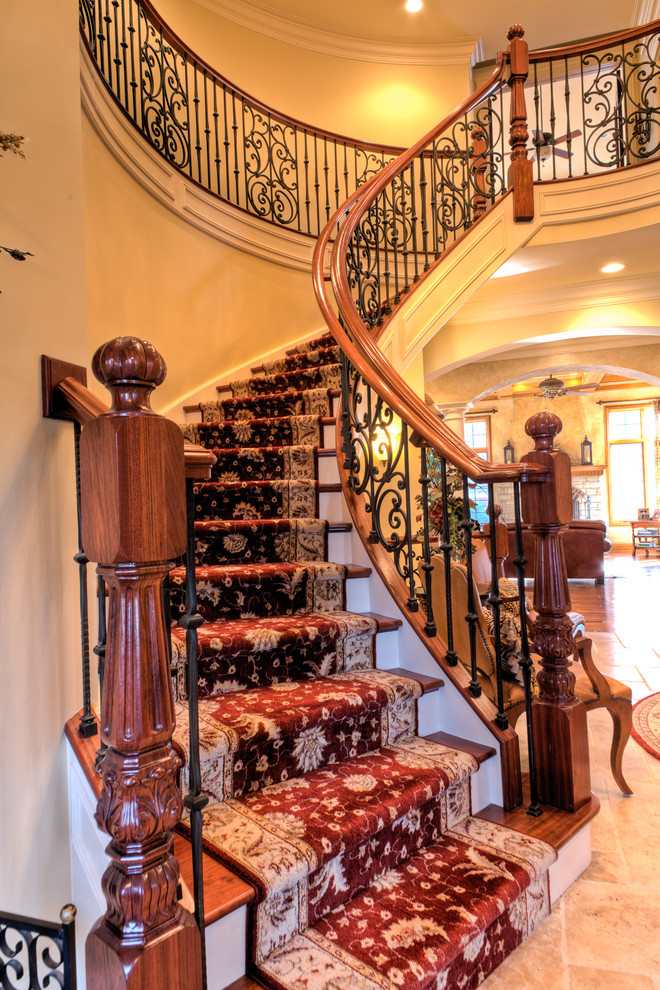 Idée de décoration pour un escalier tradition.