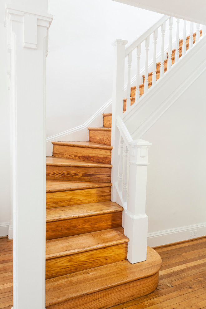 Источник вдохновения для домашнего уюта: угловая деревянная лестница среднего размера в стиле модернизм с деревянными ступенями