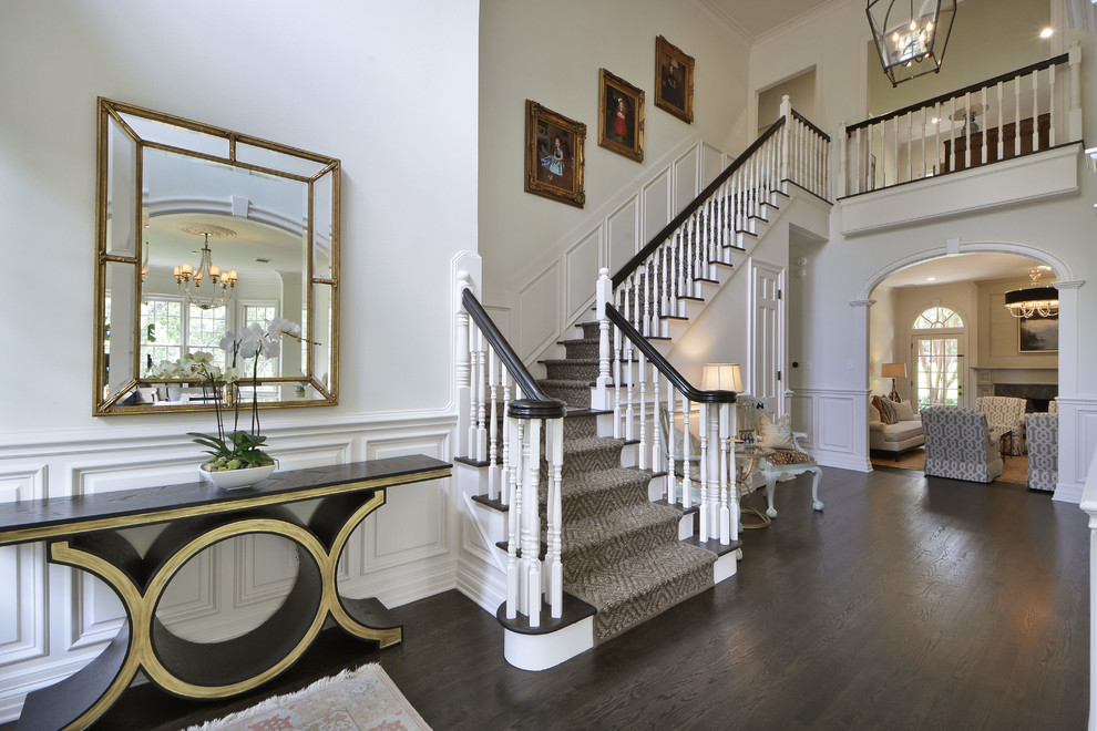 Пример оригинального дизайна: угловая лестница среднего размера в классическом стиле с деревянными ступенями и крашенными деревянными подступенками