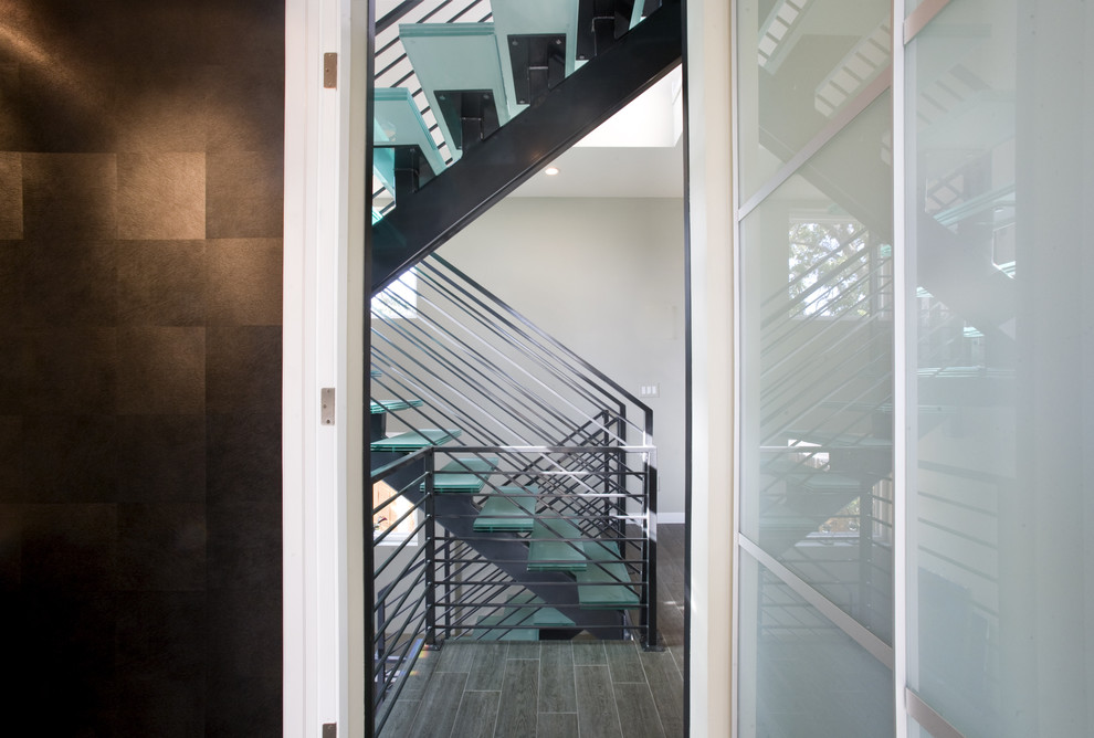 Идея дизайна: п-образная лестница среднего размера в стиле модернизм с стеклянными ступенями и металлическими перилами без подступенок