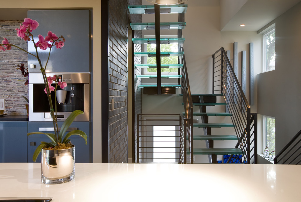 Стильный дизайн: п-образная лестница среднего размера в стиле модернизм с стеклянными ступенями и металлическими перилами без подступенок - последний тренд