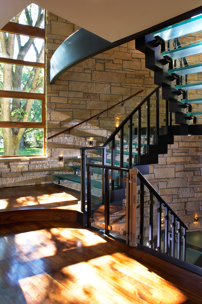 Идея дизайна: большая п-образная лестница в современном стиле с стеклянными ступенями без подступенок