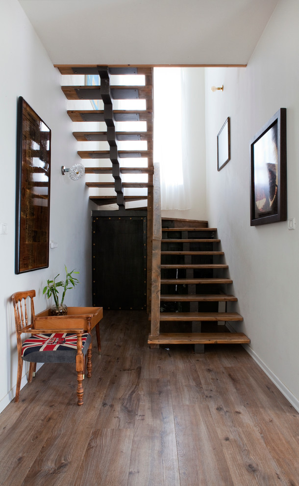 Foto på en funkis trappa i trä, med öppna sättsteg