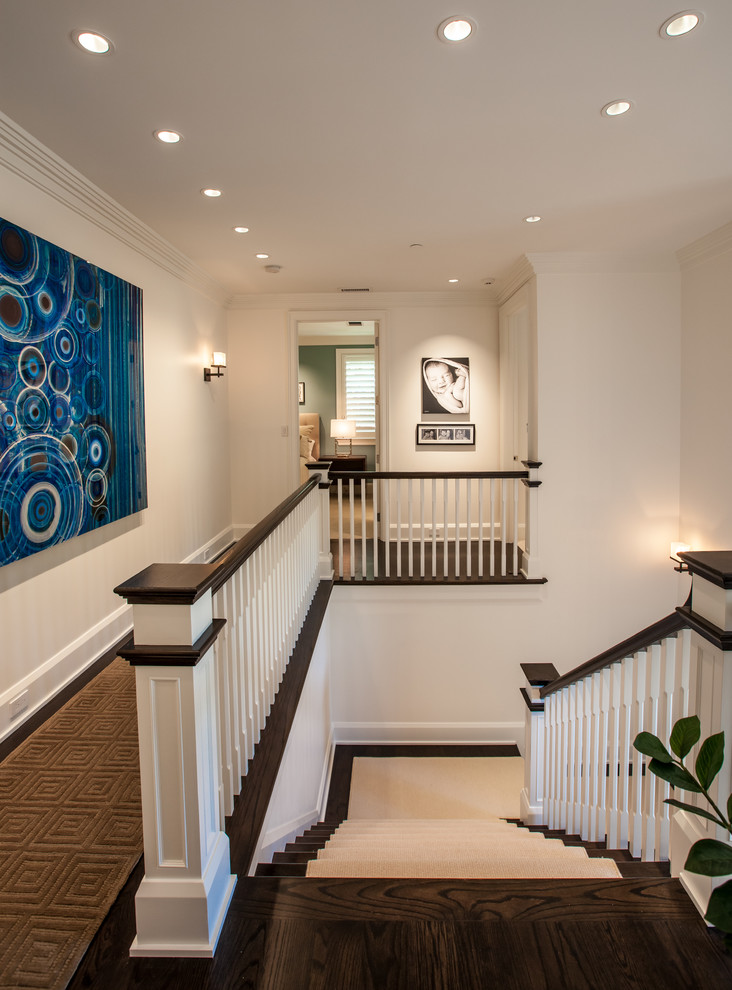 Стильный дизайн: большая п-образная лестница в классическом стиле с ступенями с ковровым покрытием и ковровыми подступенками - последний тренд