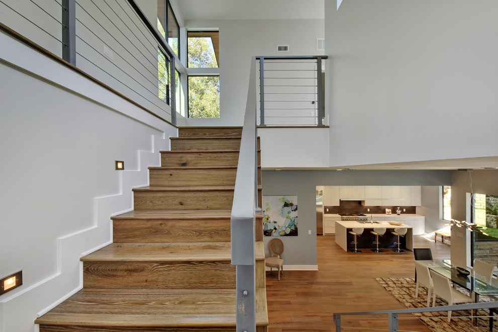 Diseño de escalera en L clásica renovada pequeña con escalones de madera, contrahuellas de madera y barandilla de metal