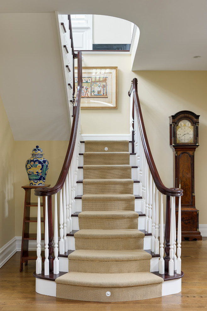 Источник вдохновения для домашнего уюта: п-образная лестница среднего размера в классическом стиле с деревянными ступенями и крашенными деревянными подступенками