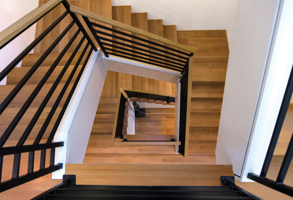 Идея дизайна: винтовая деревянная лестница в стиле модернизм с деревянными ступенями