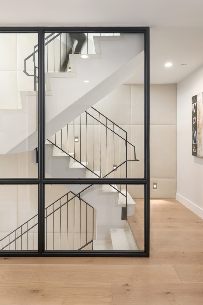 Große Moderne Treppe in U-Form mit Kalk-Treppenstufen, Kalk-Setzstufen und Mix-Geländer in San Francisco