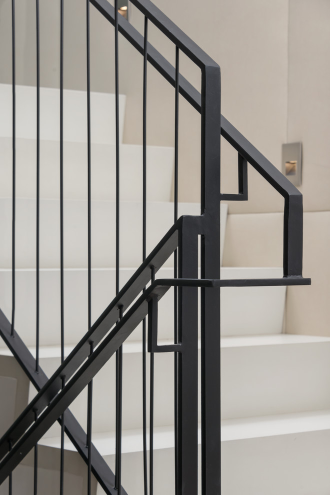 Идея дизайна: большая п-образная лестница в современном стиле с ступенями из известняка, подступенками из известняка и перилами из смешанных материалов