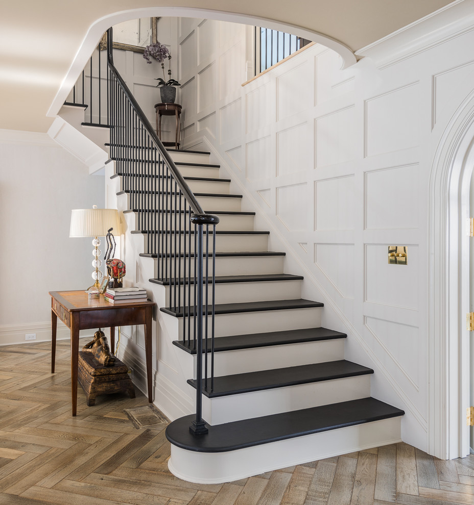 Стильный дизайн: угловая лестница в классическом стиле с крашенными деревянными ступенями и крашенными деревянными подступенками - последний тренд
