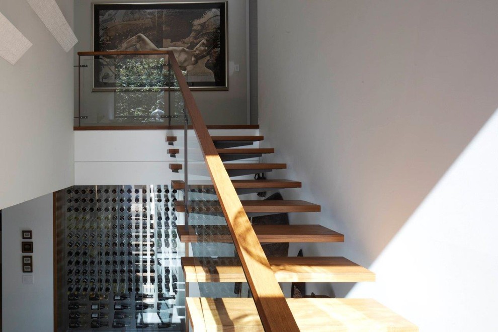 Exempel på en stor modern rak trappa i trä, med öppna sättsteg