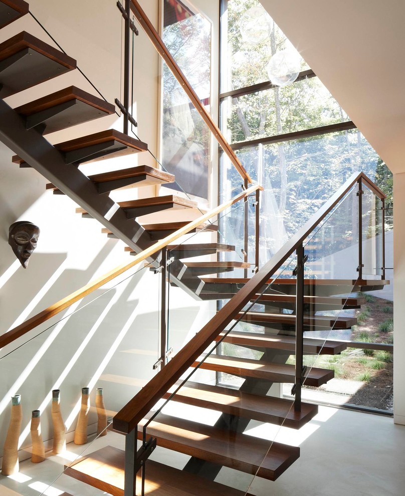 Стильный дизайн: п-образная лестница среднего размера в современном стиле с деревянными ступенями без подступенок - последний тренд