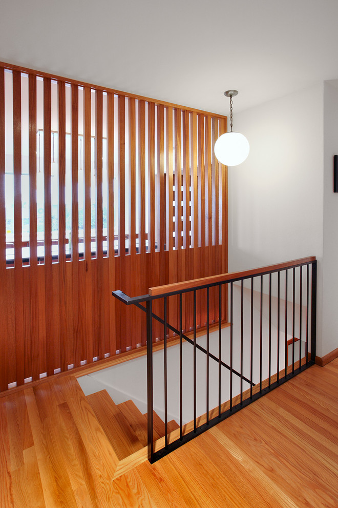На фото: лестница в стиле ретро с деревянными ступенями с