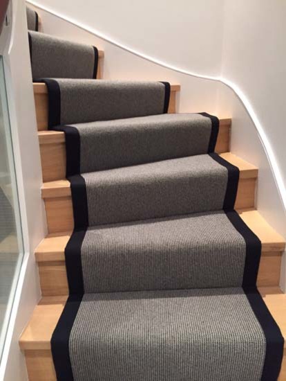 Mittelgroße Moderne Treppe in U-Form mit Teppich-Treppenstufen und Mix-Geländer in London