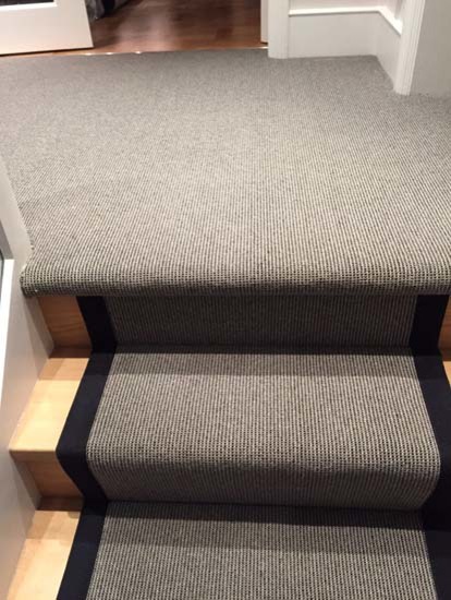 На фото: п-образная лестница среднего размера в современном стиле с ступенями с ковровым покрытием и перилами из смешанных материалов