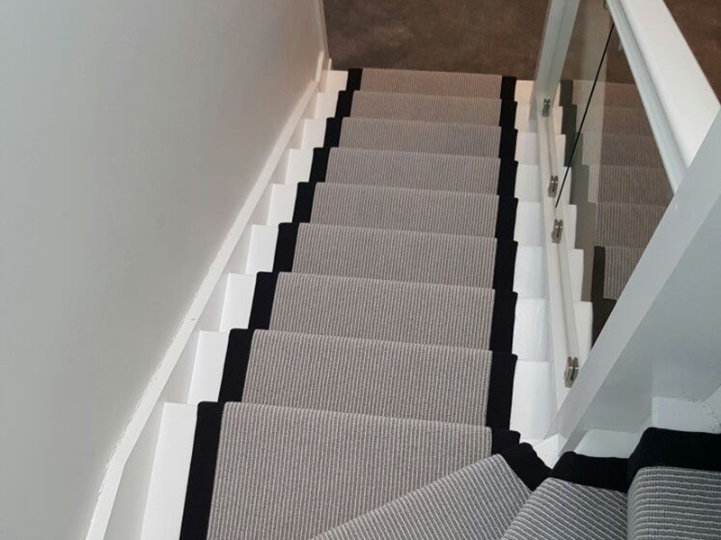 Inspiration for a medium sized classic carpeted u-shaped mixed railing staircase in London.