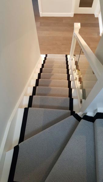 Mittelgroße Klassische Treppe in U-Form mit Teppich-Treppenstufen und Mix-Geländer in London