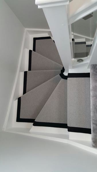 На фото: п-образная лестница среднего размера в стиле неоклассика (современная классика) с ступенями с ковровым покрытием и перилами из смешанных материалов с