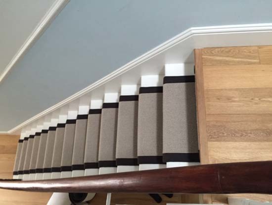 Ejemplo de escalera en U clásica renovada con escalones enmoquetados y contrahuellas enmoquetadas