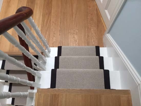 Exemple d'un escalier chic en U avec des marches en moquette et des contremarches en moquette.