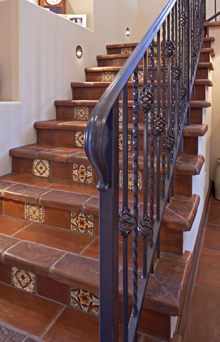 Пример оригинального дизайна: угловая лестница среднего размера в стиле фьюжн с ступенями из плитки и подступенками из плитки