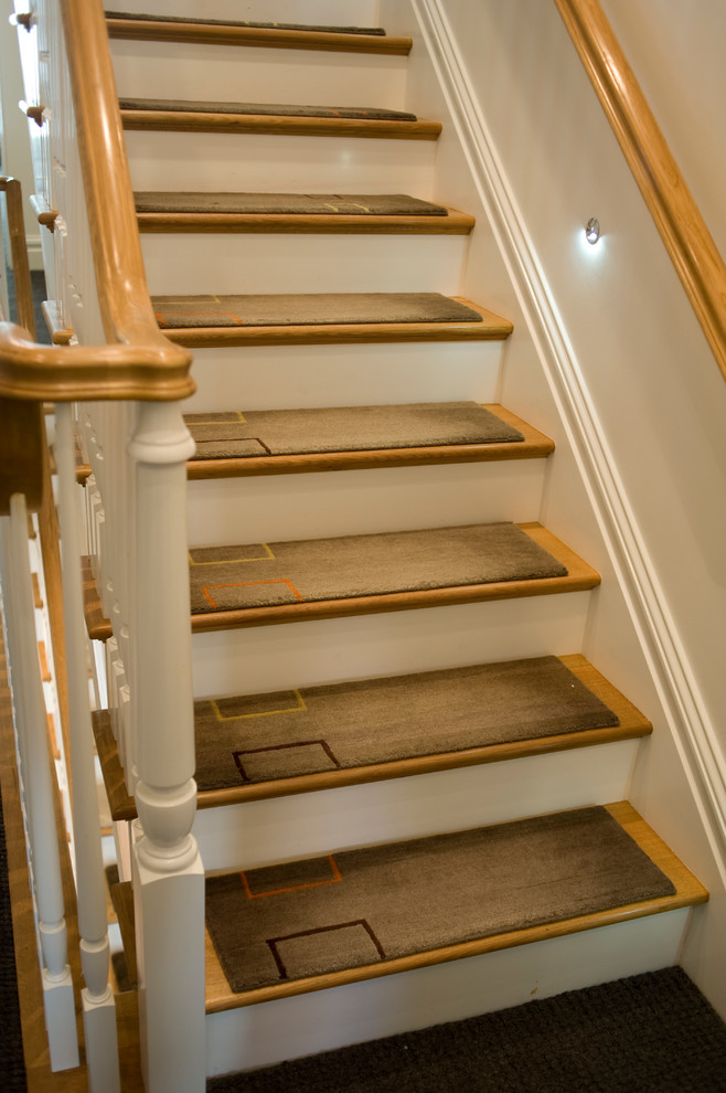 На фото: прямая лестница среднего размера в классическом стиле с ступенями с ковровым покрытием и крашенными деревянными подступенками с