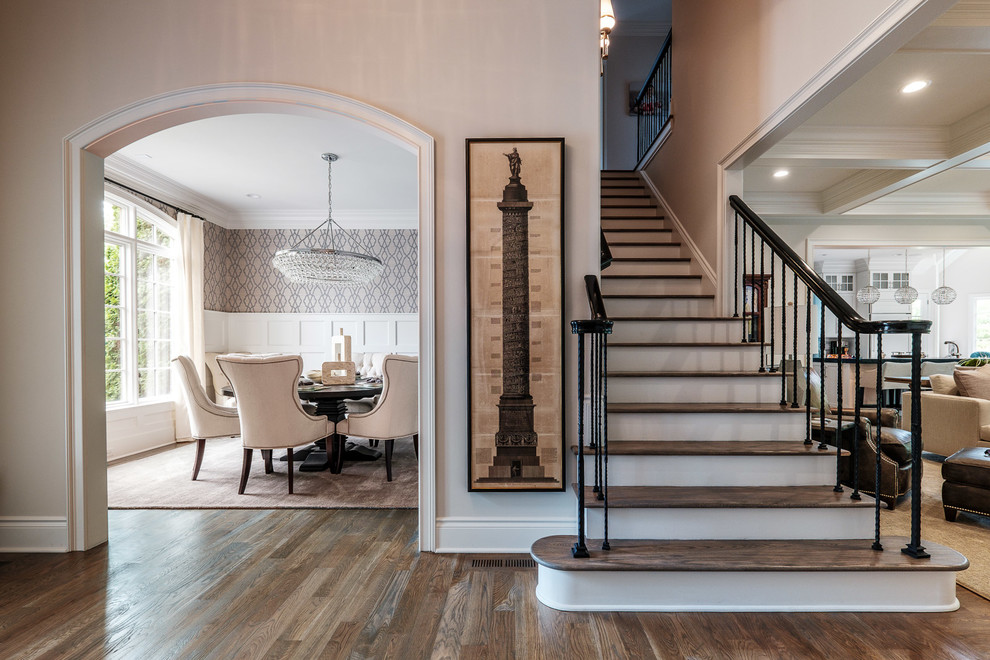 Foto de escalera recta clásica de tamaño medio con escalones de madera, contrahuellas de madera pintada y barandilla de metal
