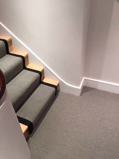 Medium sized traditional carpeted u-shaped mixed railing staircase in London with carpeted risers.