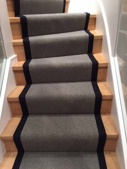 Стильный дизайн: п-образная лестница среднего размера в стиле неоклассика (современная классика) с ступенями с ковровым покрытием, ковровыми подступенками и перилами из смешанных материалов - последний тренд