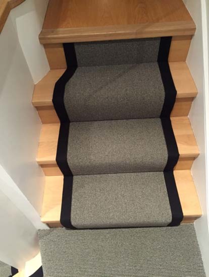 Идея дизайна: п-образная лестница среднего размера в стиле неоклассика (современная классика) с ступенями с ковровым покрытием, ковровыми подступенками и перилами из смешанных материалов