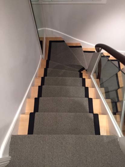 Идея дизайна: п-образная лестница среднего размера в стиле неоклассика (современная классика) с ступенями с ковровым покрытием, ковровыми подступенками и перилами из смешанных материалов