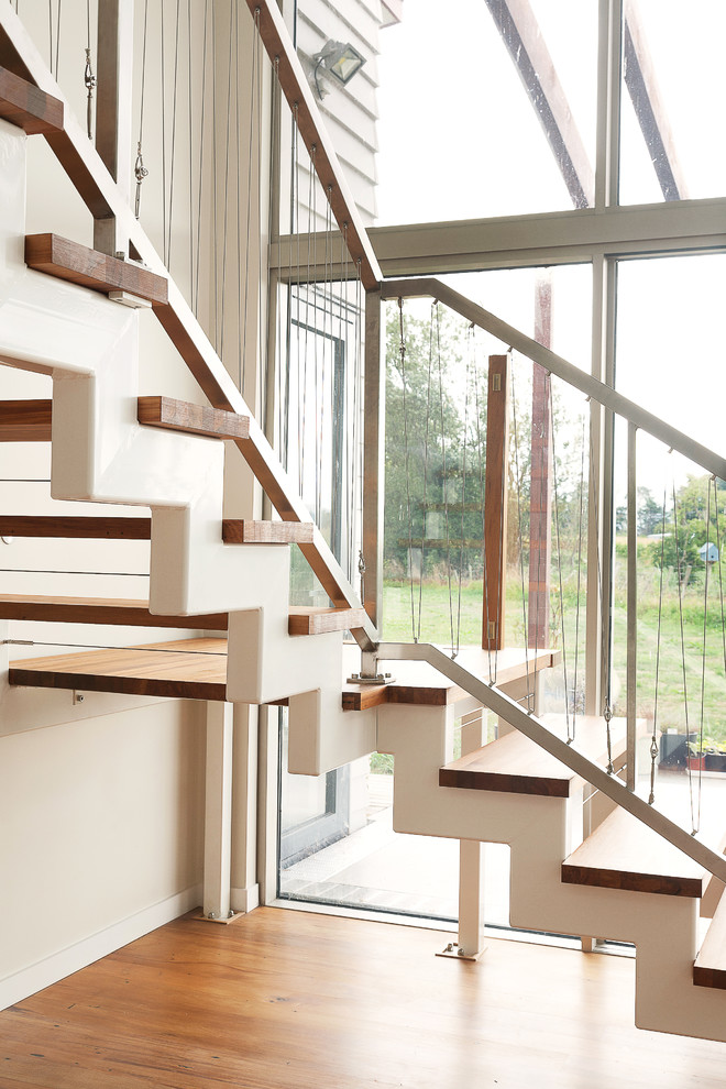 Idée de décoration pour un escalier sans contremarche tradition en L avec des marches en bois.