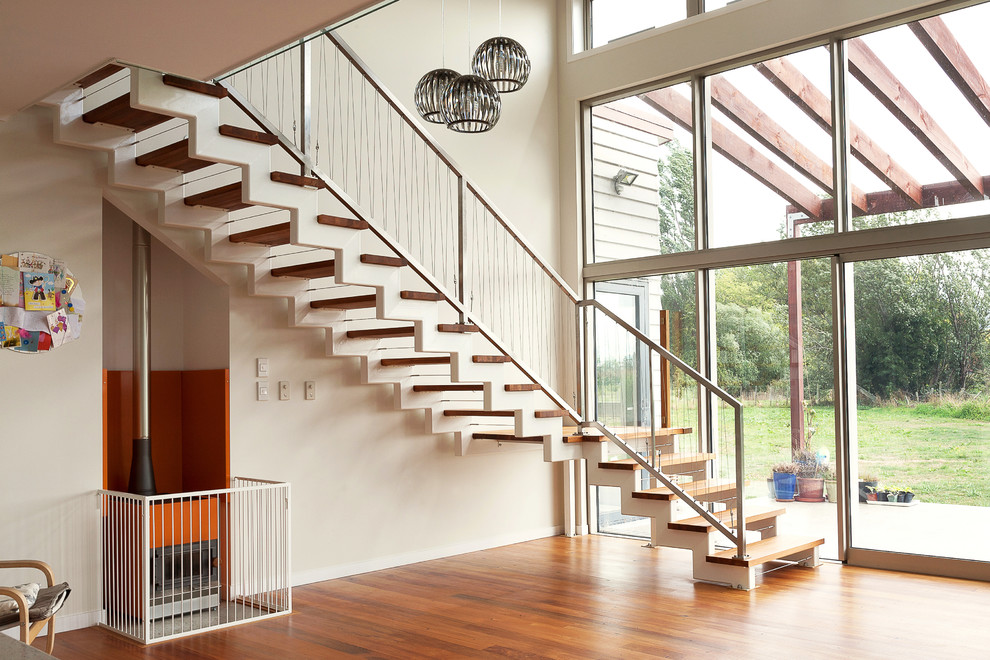 Idée de décoration pour un escalier sans contremarche tradition en L avec des marches en bois.